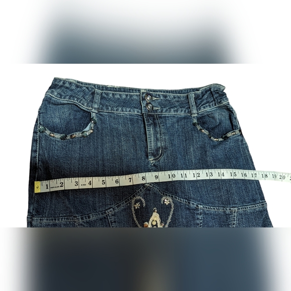 Elegant High-Low Denim Skirt with Lace Details - Picture 5 of 12